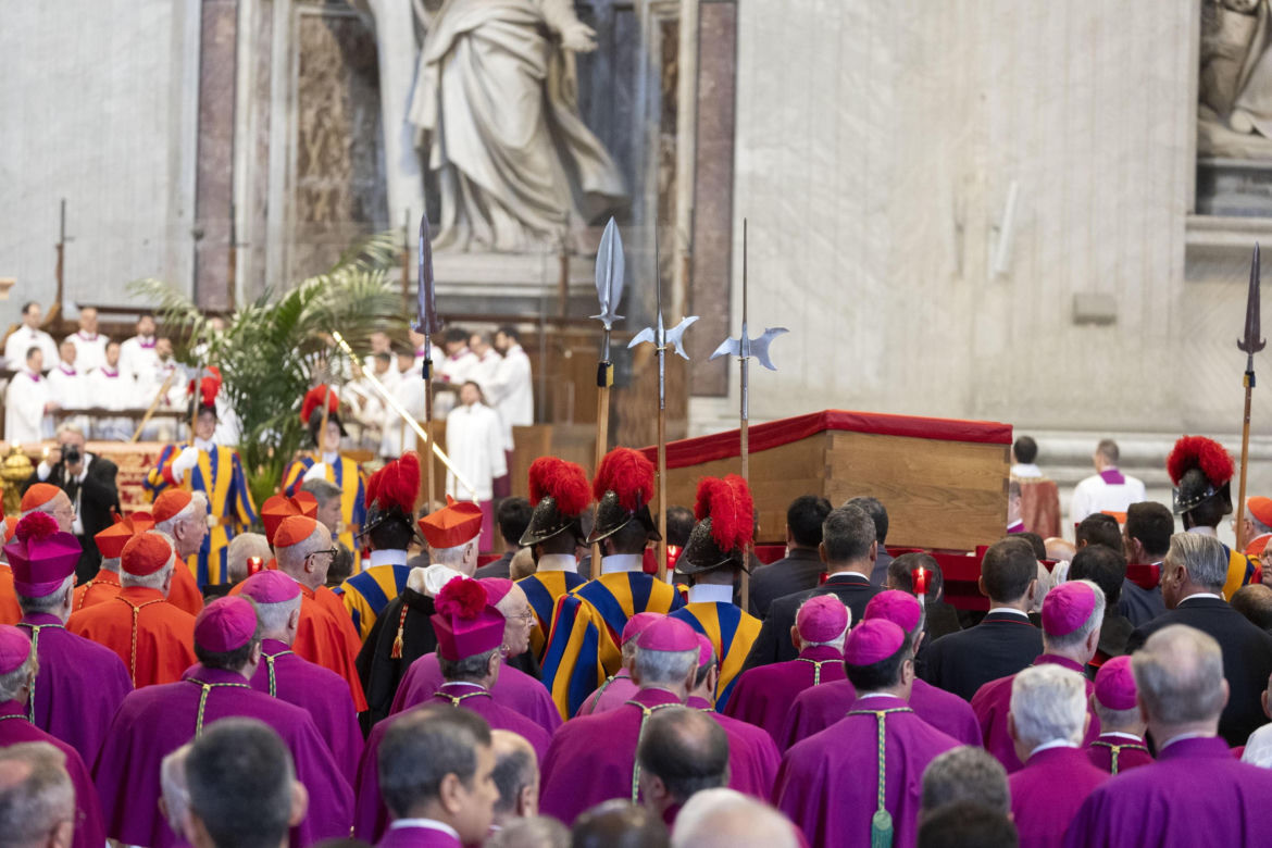 Trumna z ciałem papieża Franciszka przeniesiona w procesji do bazyliki Św. Piotra