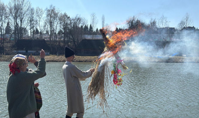 Tłumy w lubelskim Skansenie pożegnały zimę. Jeden z dawnych przesądów do dziś mrozi krew w żyłach
