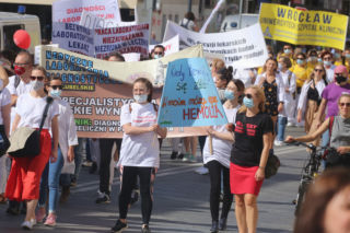 Medycy wyszli na ulice! Padły mocne słowa: walczymy o wasze życie!