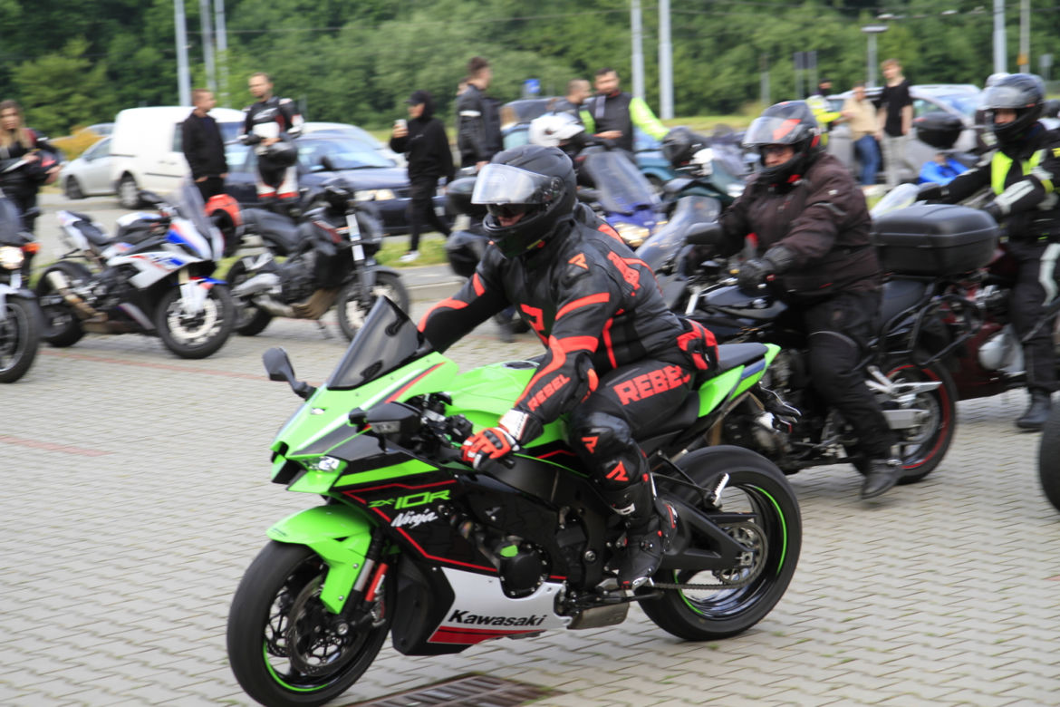 Przed Areną Lublin symbolicznie pożegnano dwójkę tragicznie zmarłych motocyklistów