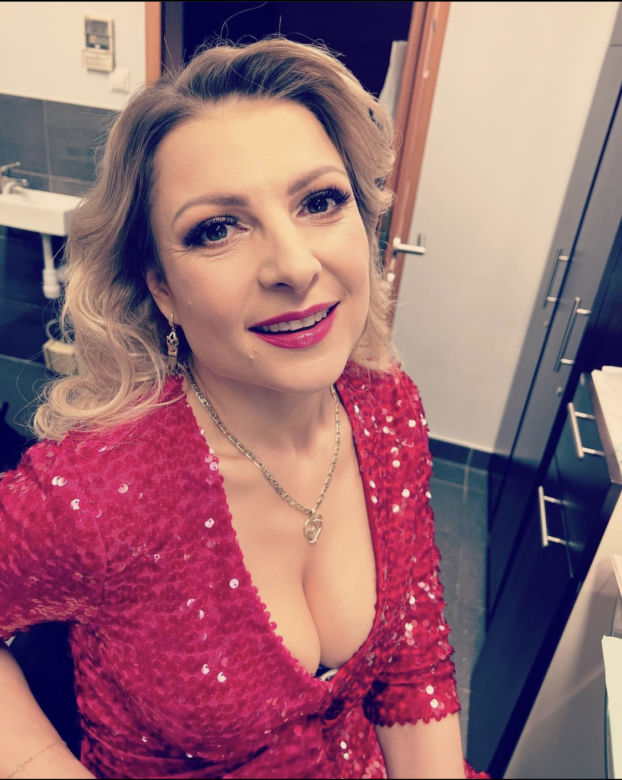 Magda Narożna eksponuje biust. W sukience z cekinami, według fanów, wygląda przepięknie