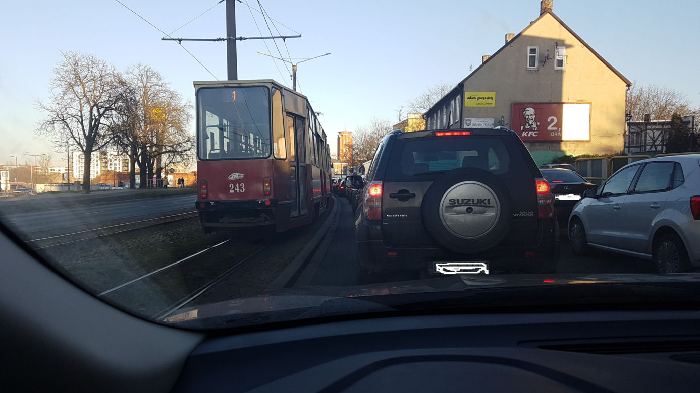 Kierowca BMW zderzył się z tramwajem! Poważne utrudnienia!