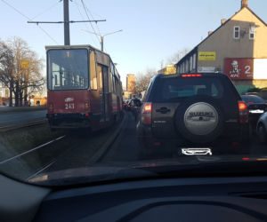 Kierowca BMW zderzył się z tramwajem! Poważne utrudnienia!