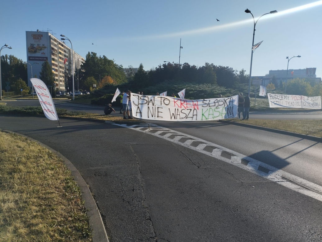 Protest górników w Jastrzębiu-Zdroju. Blokują kluczowe rondo i główne drogi