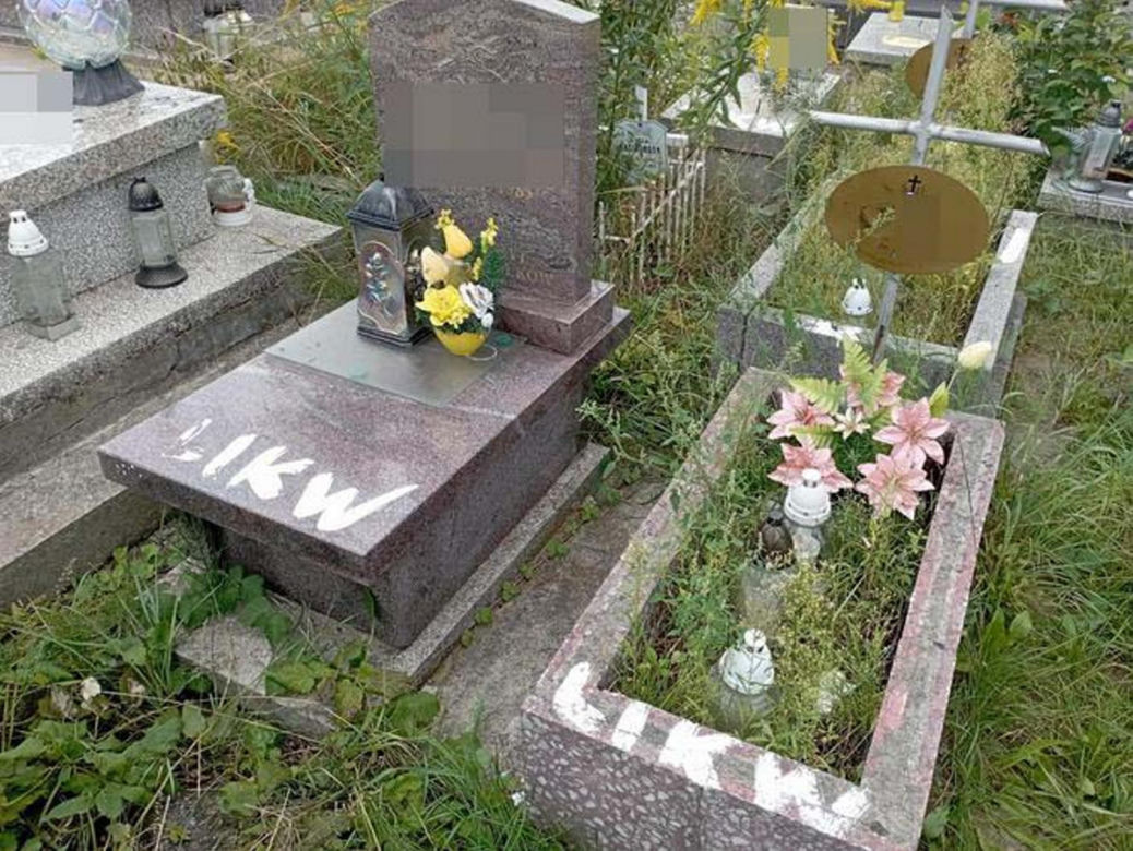 Ksiądz kazał białą farbą pisać na nagrobkach likwidacja