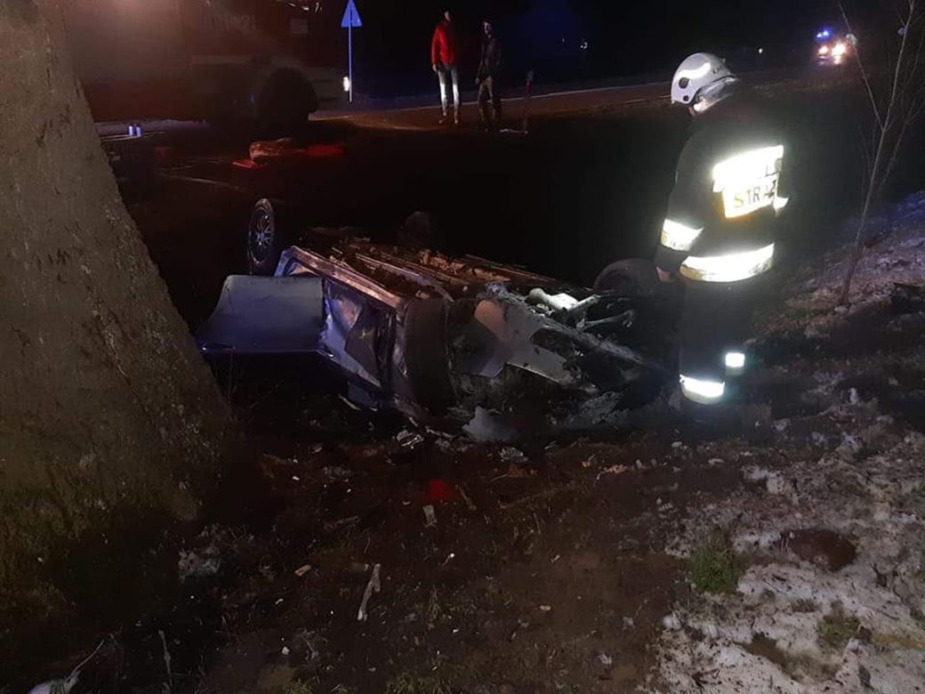 Wracali z balangi i roztrzaskali się na drzewie