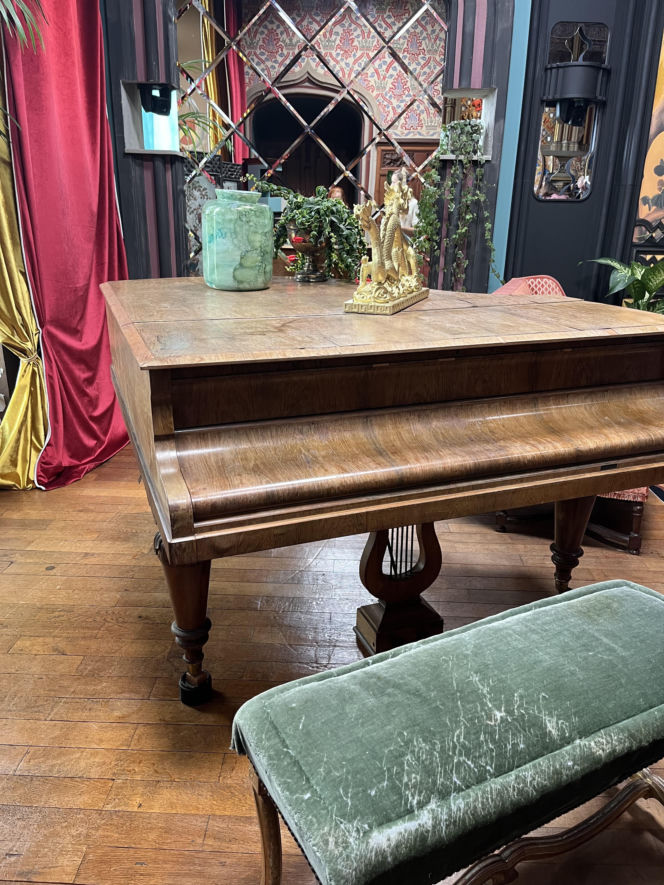 Co naprawdę dzieje się w zamku Zdrajców? Mamy zdjęcia zza kulis hitu TVN!