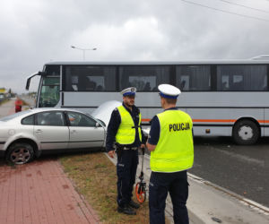 Zderzenie autokaru z osobówką we Włocławku! Policja wyjaśnia okoliczności [ZDJĘCIA] 