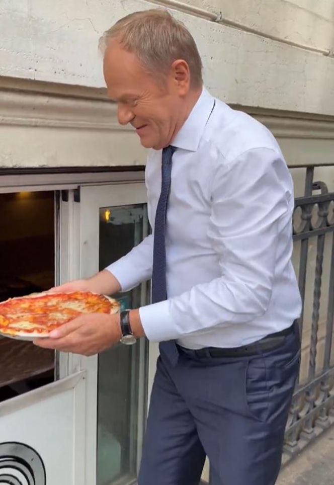 Premier Tusk skoczył na włoską pizzę! "Pizza for Donald!"