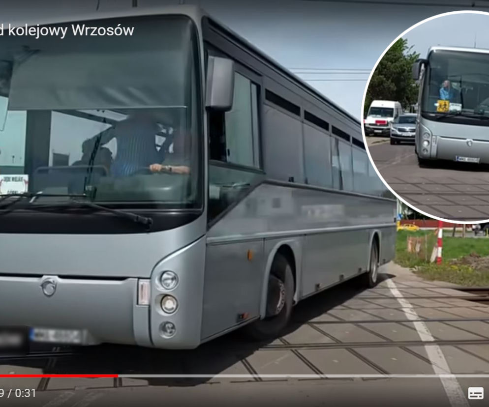 Dziecięcym autobusem wjechał za szlabany. Wójt gminy domaga się surowej kary
