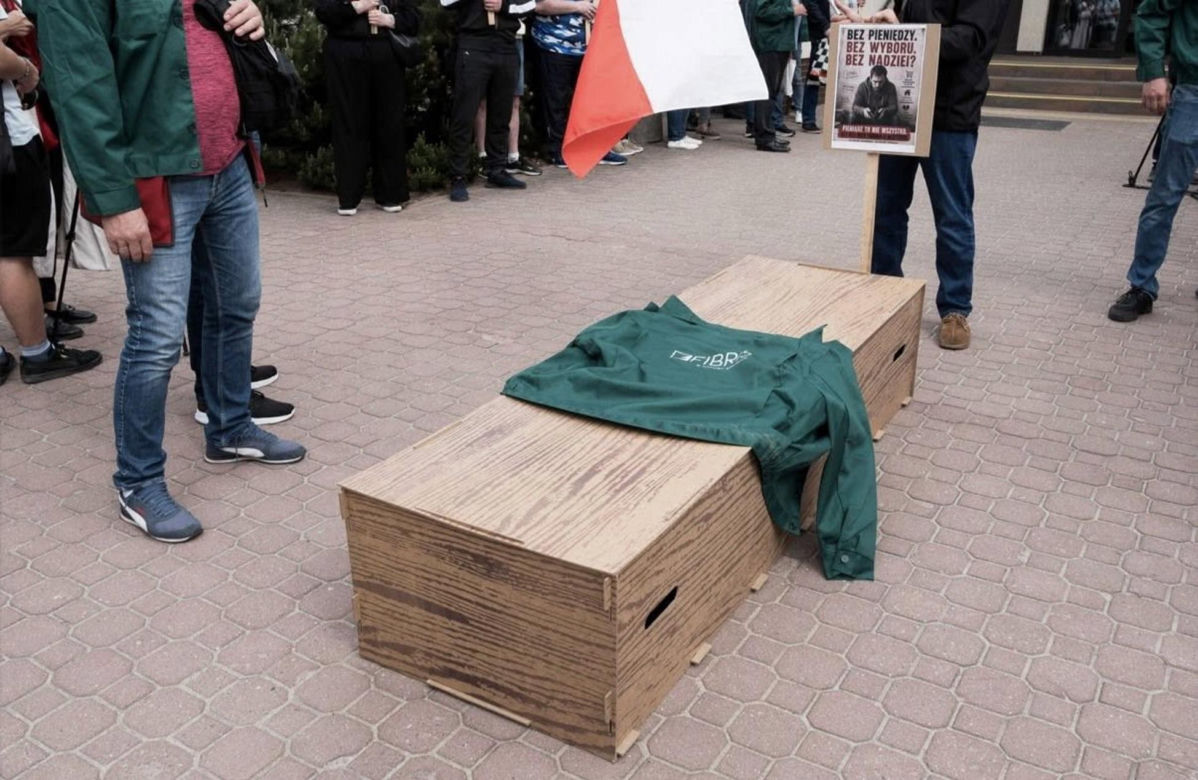Protest pracowników i przedstawicieli FIBRIS S A w restrukturyzacji przeciwko działaniom ZUS wobec spółki