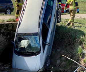 Samochód przebił bariery mostu i wpadł do wody