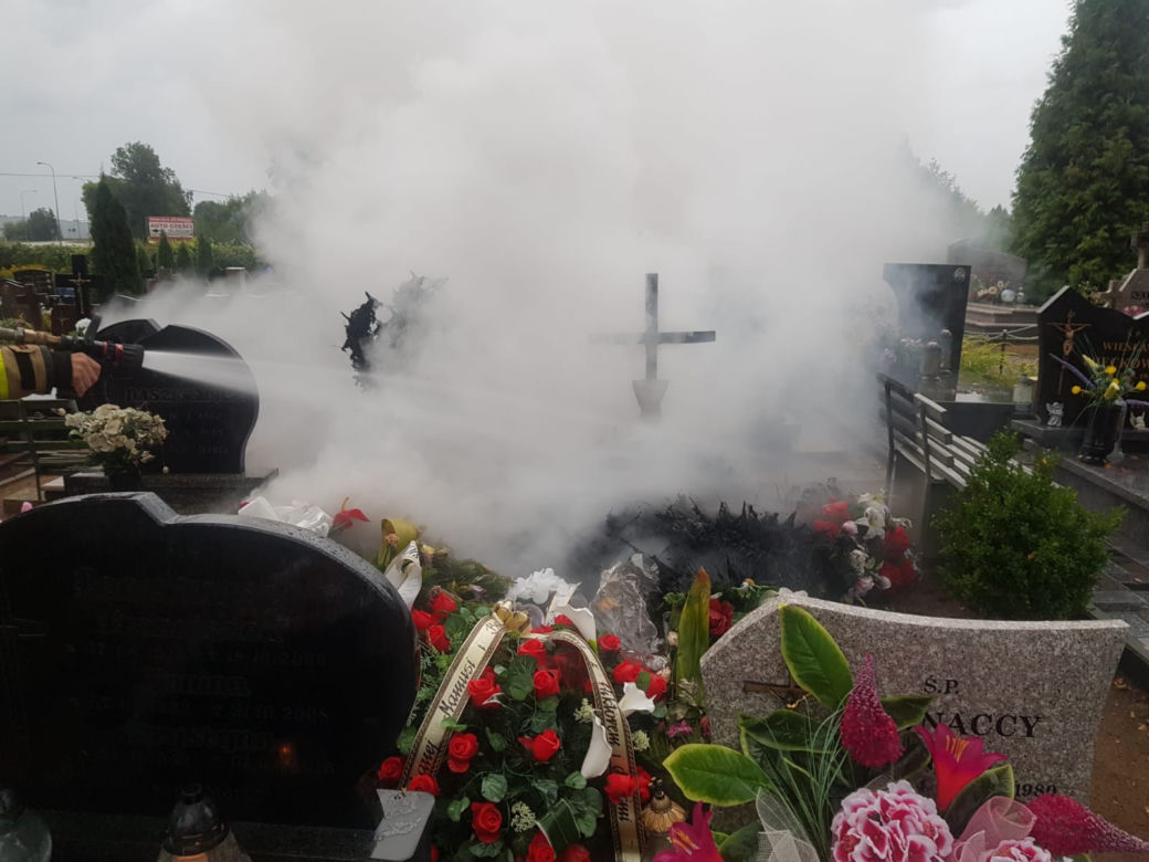 Niecodzienny pożar pod Olsztynem. Kwiaty i wieńce stanęły w płomieniach! [ZDJĘCIA]