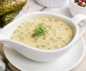 Sos korniszonowy wraca do łask. Pasuje do kotletów, pieczeni i jajek lepiej niż klasyczny sos tatarski
