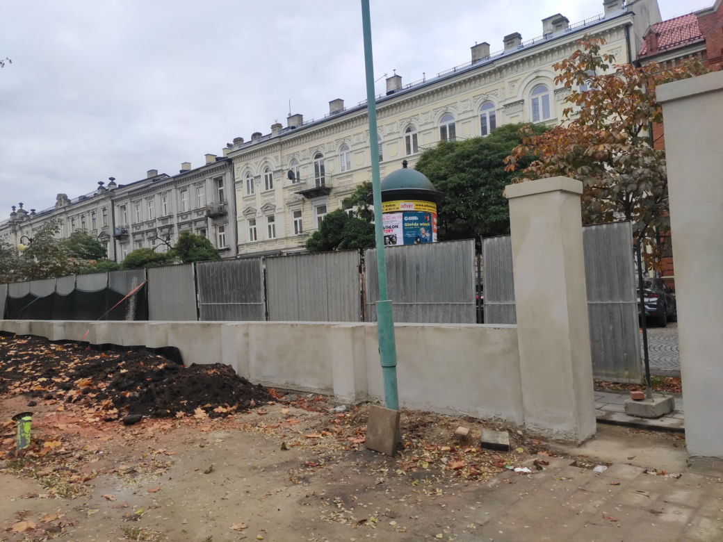 Remont frontowej elewacji budynku Miejskiej Biblioteki Publicznej przy ul. Piłsudskiego zbliża się ku końcowi