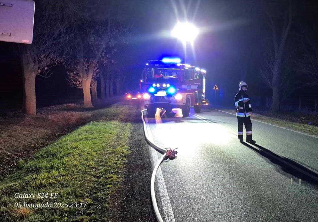 Na DK 63 auto stanęło w płomieniach po zderzeniu z innym samochodem