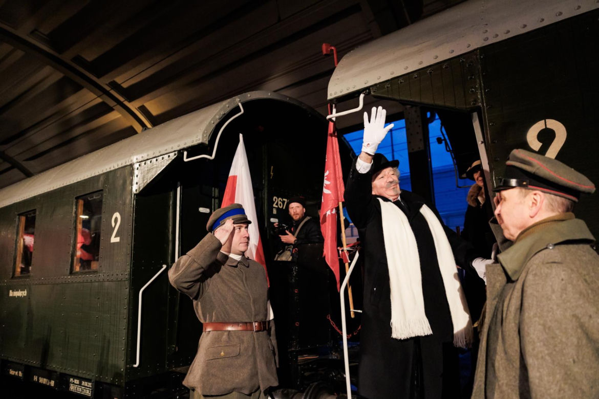 Paderewski przybył do Poznania; tłum mieszkańców na inscenizacji przyjazdu kompozytora do stolicy Wielkopolski