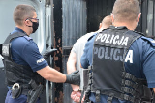 Gdańsk: Kopał psa, dusił przerażone zwierzę i rzucał nim! Brutalne sceny przy plaży