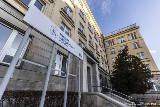 Seks w radomskim pośredniaku! Pracownicy zaryglowali drzwi i dali ponieść się namiętności. Zdradziły ich hałasy