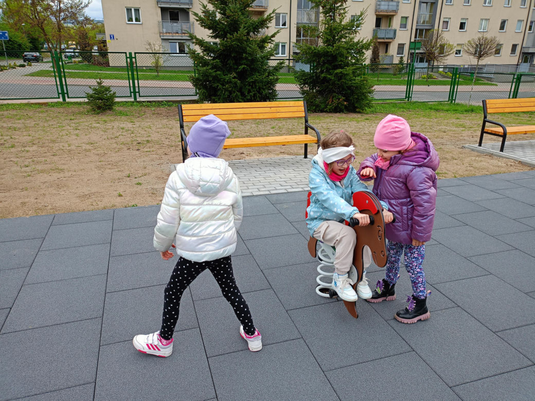 Nowy plac zabaw przy SP nr 8 w Siedlcach jest ogólnodostępny dla wszystkich mieszkańców miasta i dostosowany do potrzeb osób z niepełnosprawnością ruchową