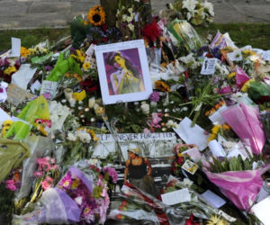 LONDYN: Fani płaczą po śmierci Amy Winehouse