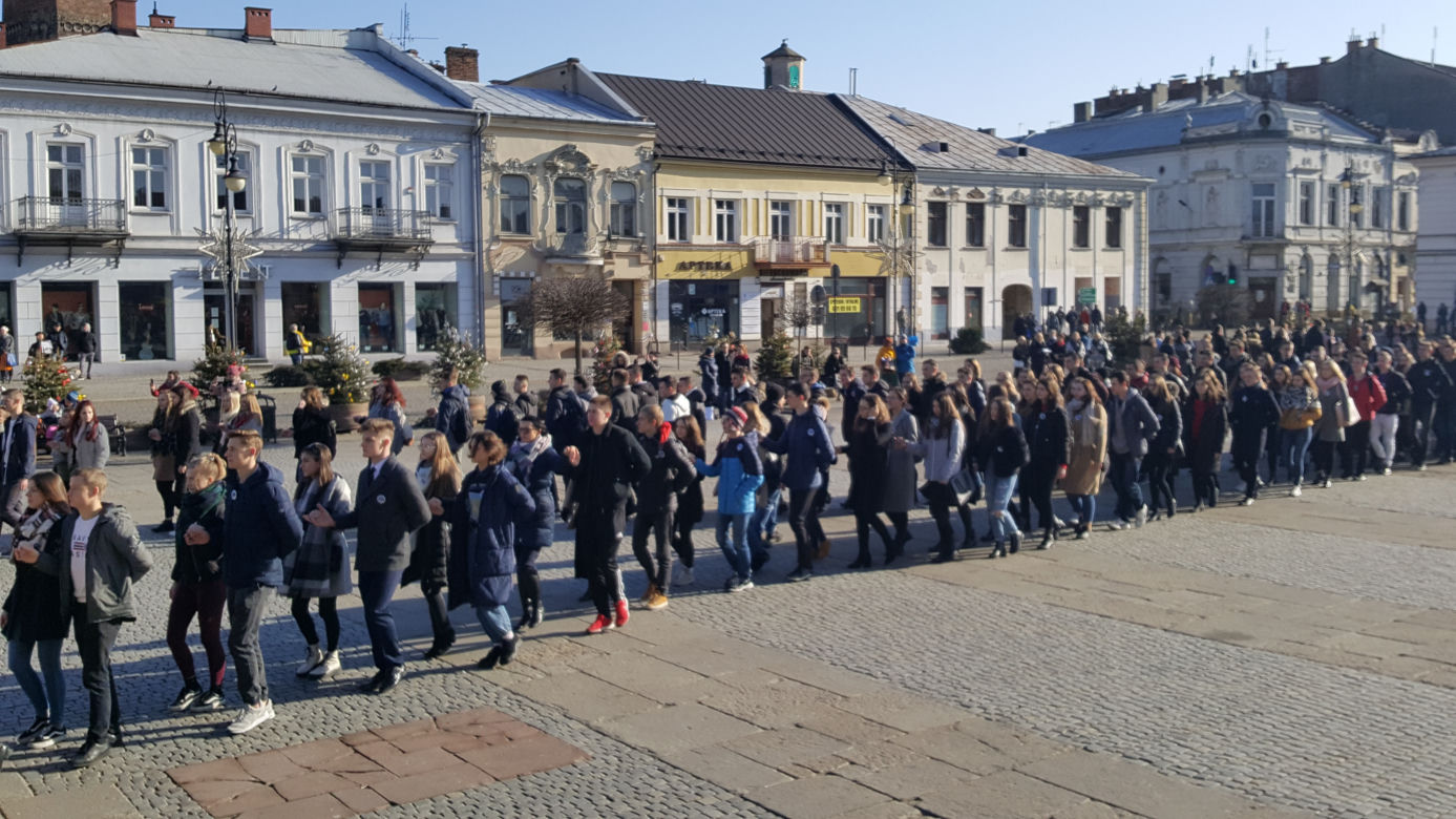 Nowy Sącz: Tak się bawią na 100 dni przed maturą! 500 par zatańczyło poloneza 