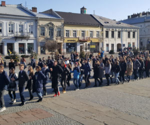 Nowy Sącz: Tak się bawią na 100 dni przed maturą! 500 par zatańczyło poloneza 