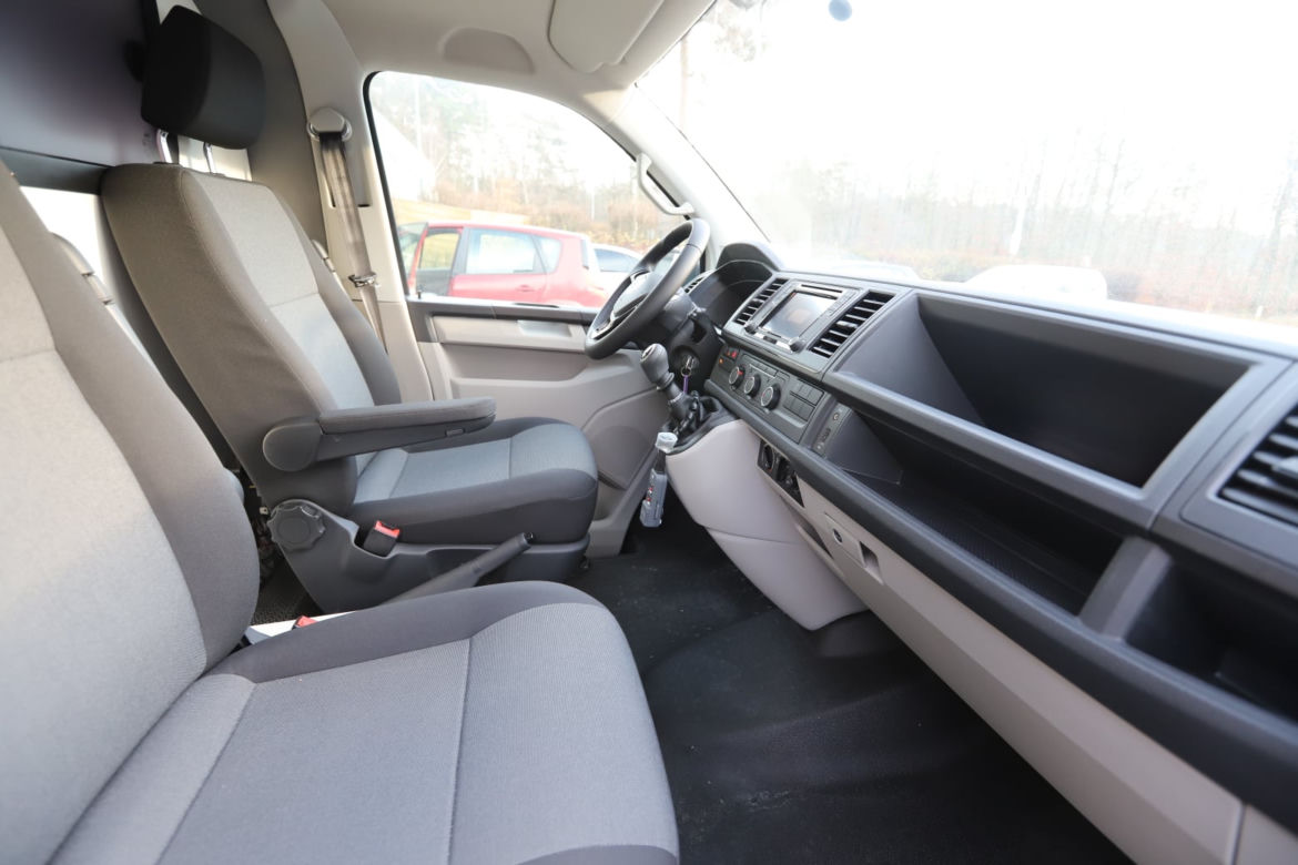 Szpital w Lesznie ma nową karetkę transportową. Zastąpi inną, wysłużoną