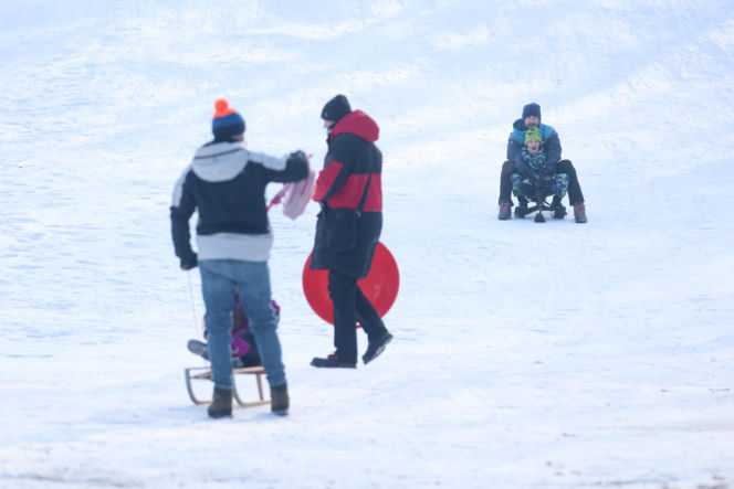 To najlepsza zimowa, darmowa atrakcja w Katowicach. Tłumy na torze saneczkowym