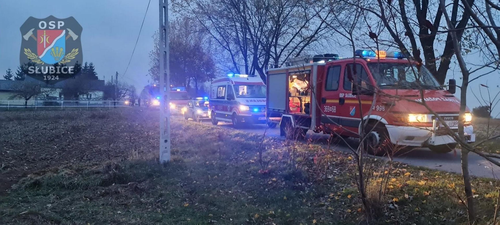 Makabryczny wypadek pod Płockiem. Osobówka wbiła się w stojący traktor. Kierujący nie miał szans