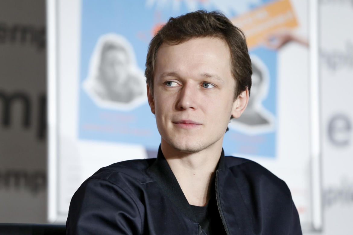 Filip Pławiak kiedyś i dziś. Tak przez lata zmieniał się ulubieniec widzów z serialu "Chyłka"