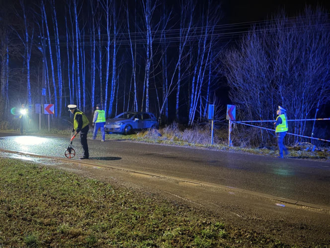 Makabryczne dachowanie auta na Mazowszu. 41-latek zginął uwięziony w blaszanej pułapce