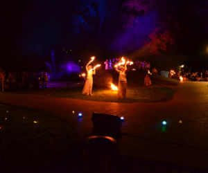Pokaz fireshow w wykonaniu tancerzy i tancerek Teatru Ognia „Mantra” z Makowa Mazowieckiego