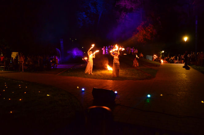 Pokaz fireshow w wykonaniu tancerzy i tancerek Teatru Ognia „Mantra” z Makowa Mazowieckiego
