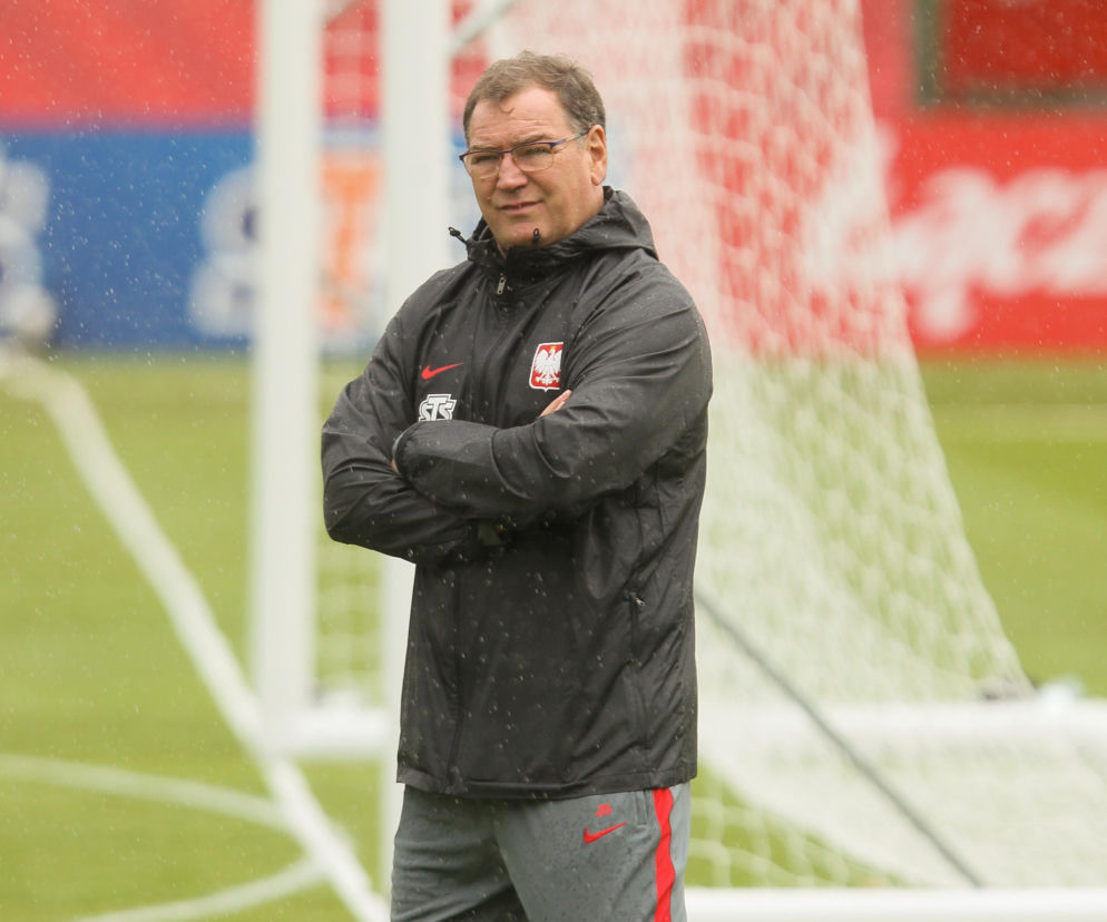 Jan Urban w czarnej kurtce z godłem Polski stoi na boisku. O składach na mecz w Bośni przeczytasz na SE Supersport.
