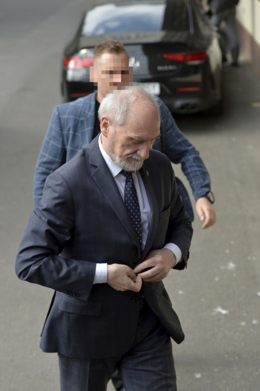 Antoni Macierewicz z ochroną