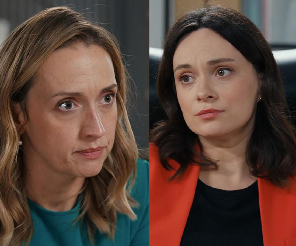 Dwie aktorki z serialu Barwy szczęścia: Maria Dejmek jako Natalia i Anna Gzyra jako Asia. Kobiety spoglądają w tym samym kierunku z poważnymi minami. Więcej o ich losach na stronie Super Seriale.