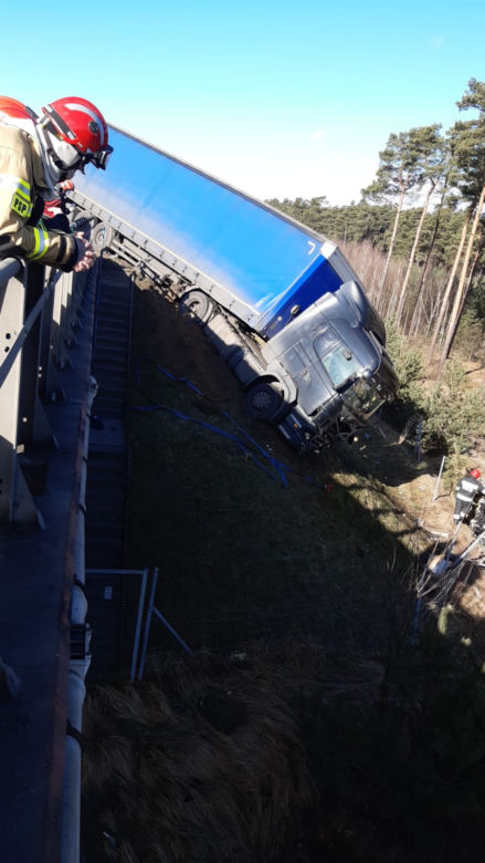 Poważny wypadek na s10 koło Torunia. Auto wyrzucone ze skarpy!