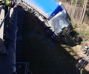 Poważny wypadek na s10 koło Torunia. Auto wyrzucone ze skarpy!