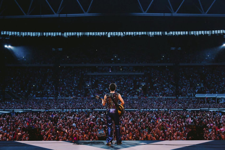Harry Styles ŚCIĄŁ swoje piękne, długie włosy. Jest prawie ŁYSY!