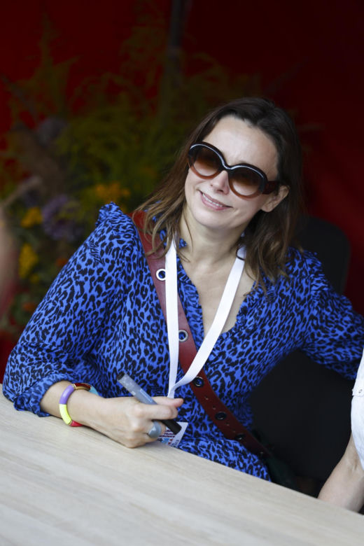Cała na biało Maria Pakulnis szaleje z sierpem w Lubomierzu. Renata Dancewicz tym razem na spokojnie