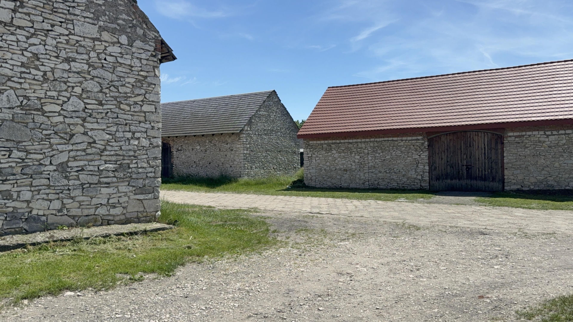 Zespół zabytkowych stodół w Żarkach