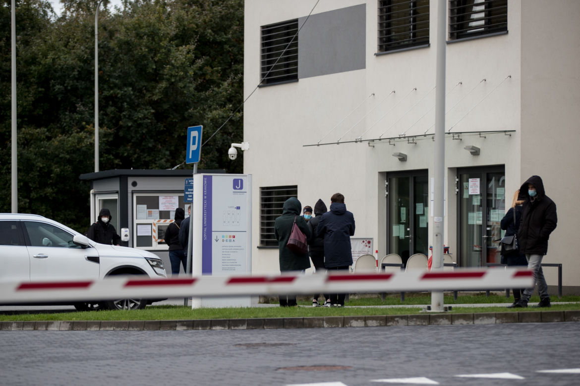 Ogromne kolejki do testów na koronawirusa w Krakowie