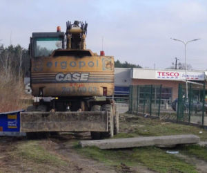 Ukradli koparkę, rozwalili bankomat i zniknęli z kasą 