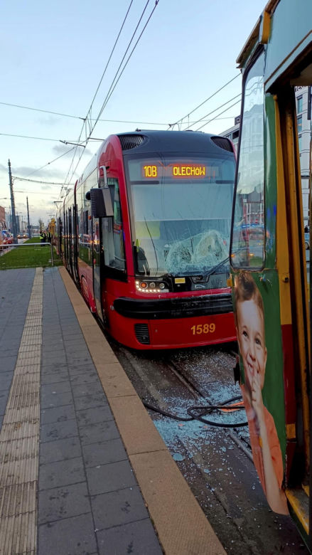 Zderzenie dwóch tramwajów w Łodzi! Kilka osób zostało rannych [ZDJĘCIA].