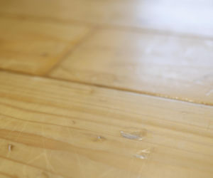 Wymieszaj 1:1 z oliwą i wetrzyj rysy na parkiecie. Usuniesz je bez cyklinowania podłogi. Sposób na rysy na parkiecie 