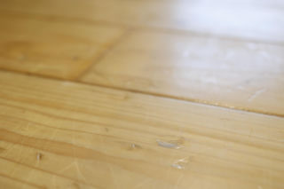 Wymieszaj 1:1 z oliwą i wetrzyj rysy na parkiecie. Usuniesz je bez cyklinowania podłogi. Sposób na rysy na parkiecie 