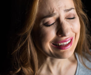 Płaczesz w chwilach wielkiej radości? Mózg uruchamia wtedy ukryty mechanizm obronny