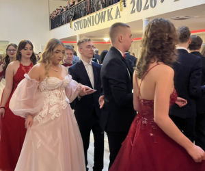 Studniówka pełna blasku i emocji! Tak bawili się maturzyści II LO w Bydgoszczy [ZDJĘCIA]