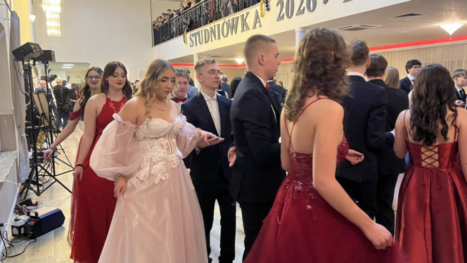 Studniówka pełna blasku i emocji! Tak bawili się maturzyści II LO w Bydgoszczy [ZDJĘCIA]